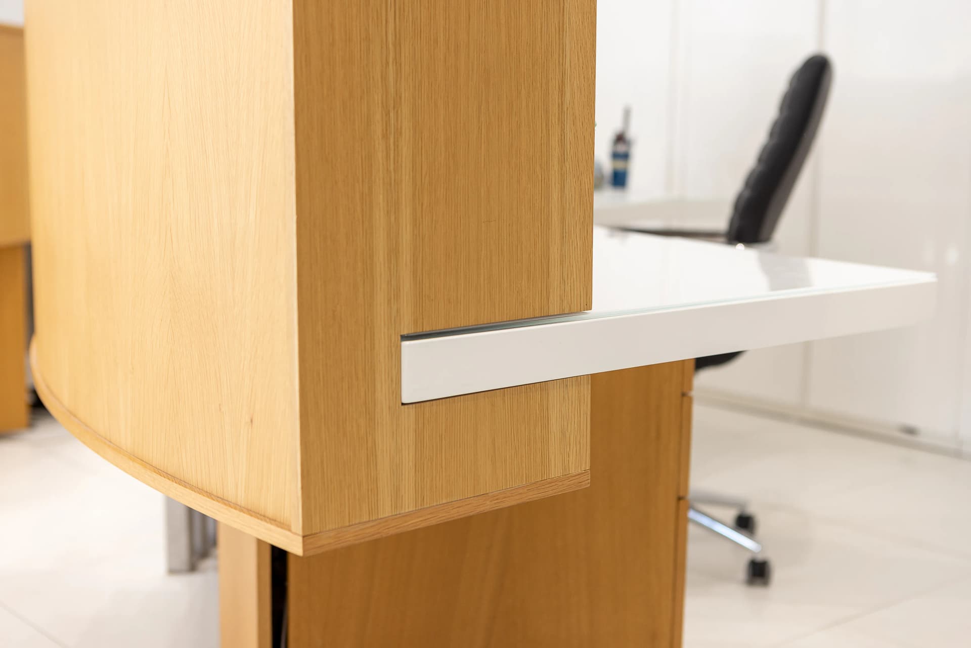 Zoom angle bureau bois